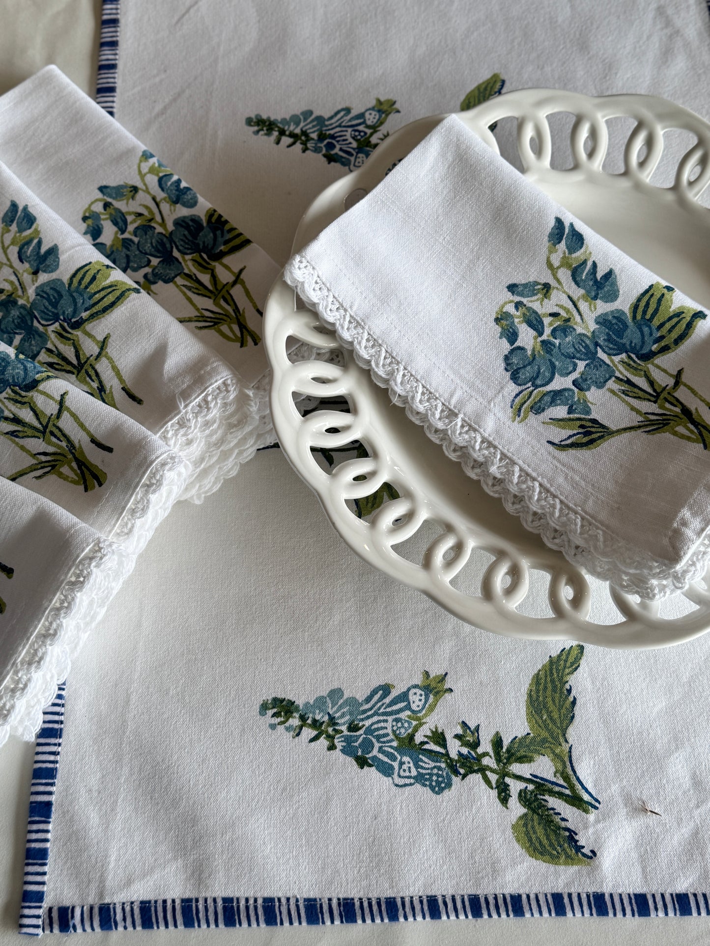 Sweet Pea & Foxglove Table Runner & 6 Napkins