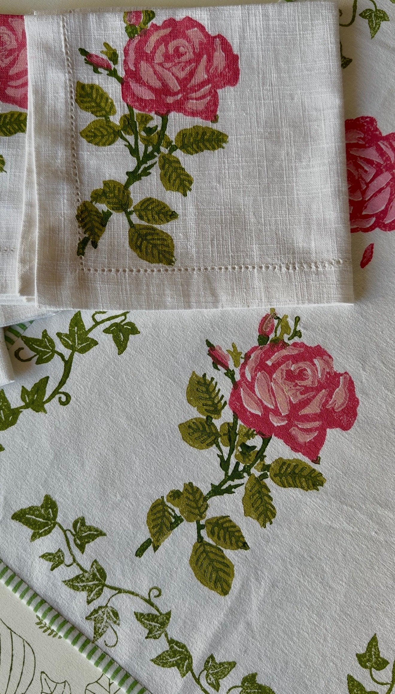 Rose print Table runner and 6 Napkins
