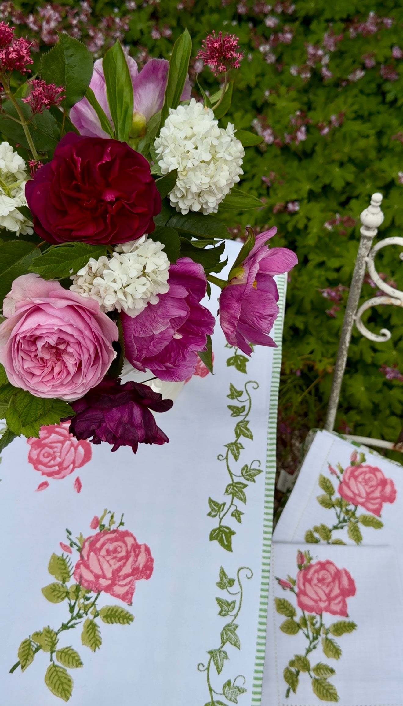 Rose print Table runner and 6 Napkins
