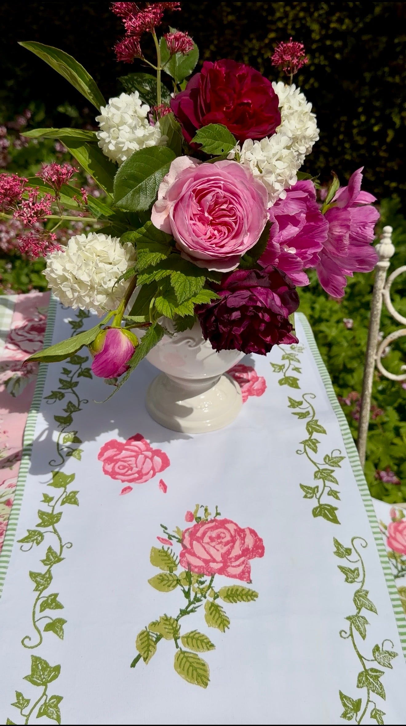 Rose print Table runner and 6 Napkins