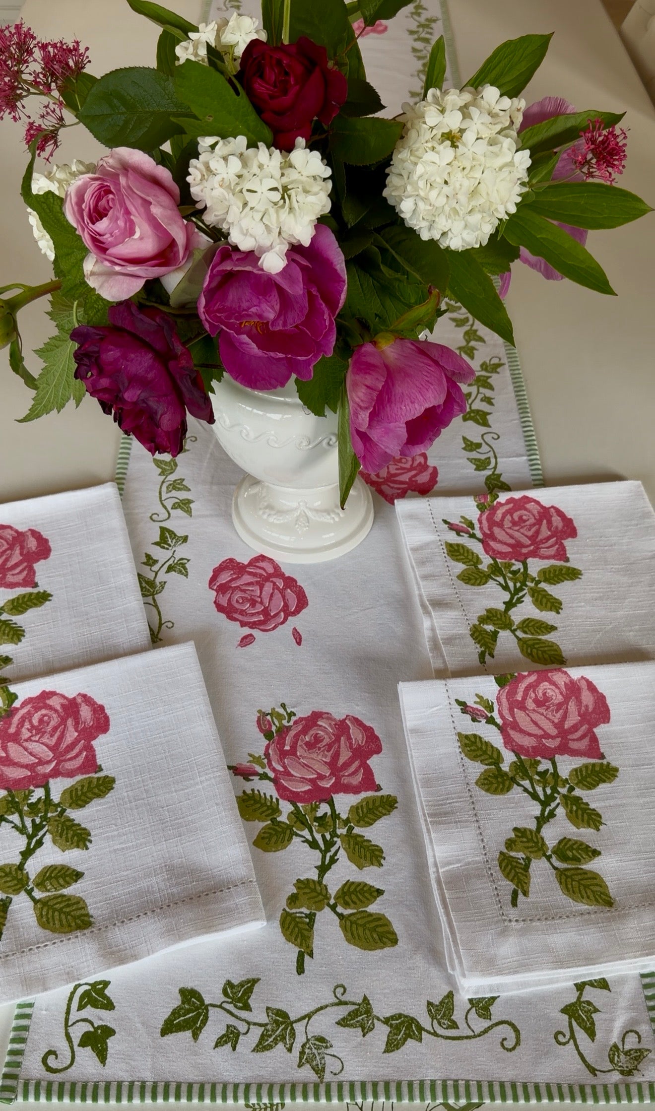 Rose print Table runner and 6 Napkins